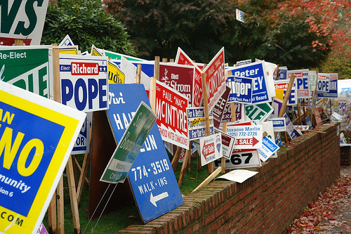 image from www.campaigntrailyardsigns.com